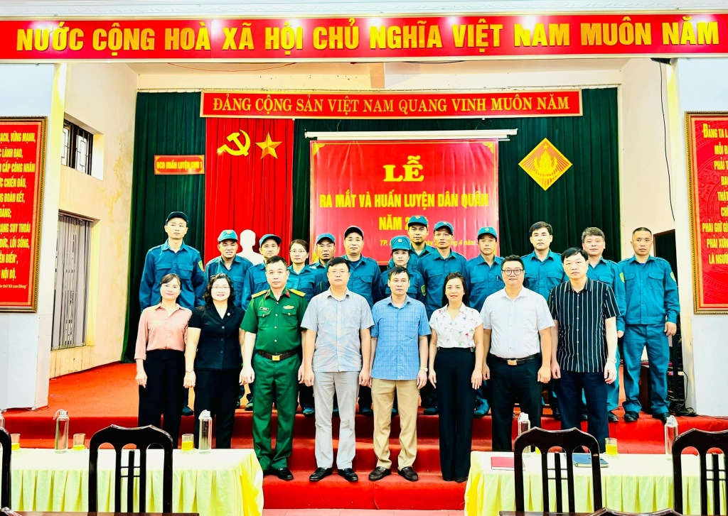 UBND phường Trần Nguyên Hãn, Ban chỉ đạo huấn luyện dân quân cụm 1 gồm phường Trần Nguyên Hãn,...|https://trannguyenhan.tpbacgiang.bacgiang.gov.vn/chi-tiet-tin-tuc/-/asset_publisher/M0UUAFstbTMq/content/ubnd-phuong-tran-nguyen-han-ban-chi-ao-huan-luyen-dan-quan-cum-1-gom-phuong-tran-nguyen-han-phuong-ngo-quyen-va-phuong-tho-xuong-a-to-chuc-le-ra-mat-h